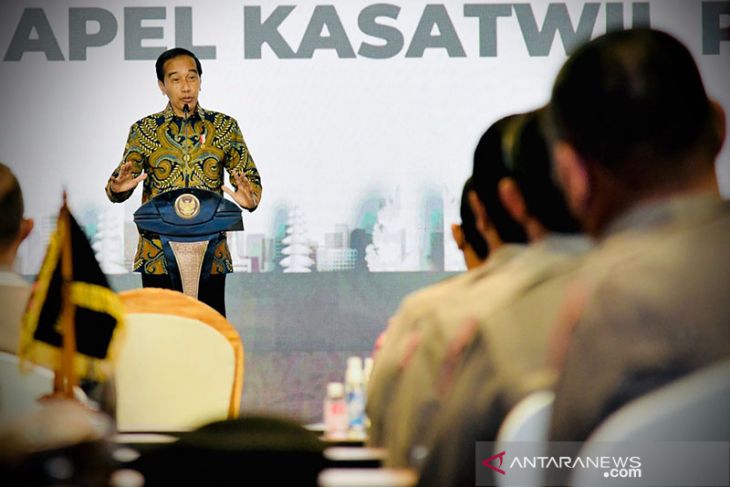 Jokowi urges National Police to guard, secure Investment