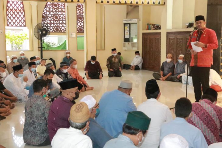 Wali Kota Medan  serahkan akte notaris koperasi masjid