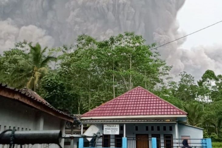 BPBD Jatim kirim tim bantu evakuasi warga terdampak letusan Gunung Semeru