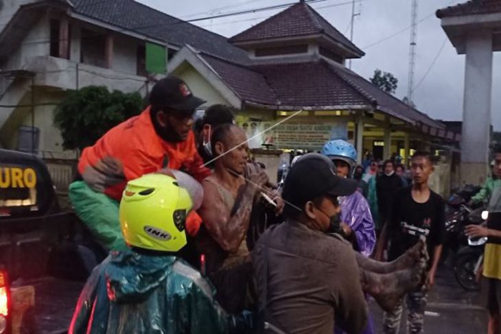 Gunung Semeru meletus