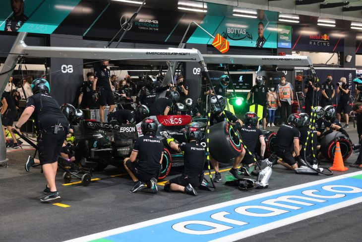 Lewis Hamilton lolos penalti, Mercedes kena denda di GP Arab Saudi