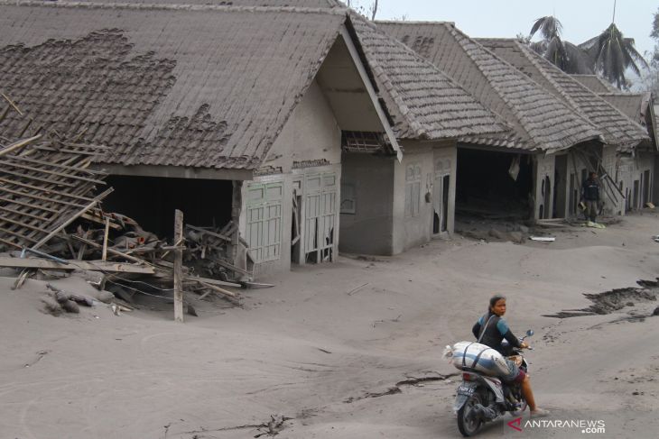 Jenazah ibu gendong bayi di timbunan lahar