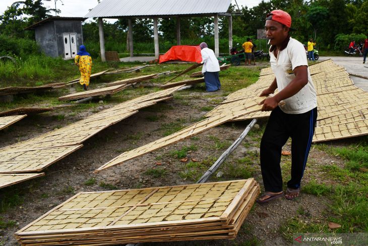 Perajin Kerupuk Lempeng di Madiun