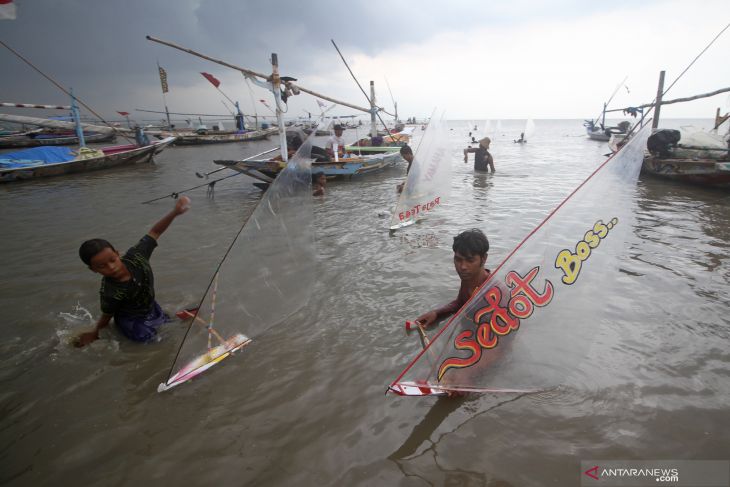 Lomba Balap Perahu Layar Mini