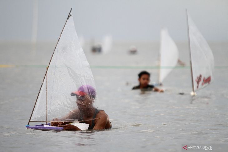 Lomba Balap Perahu Layar Mini