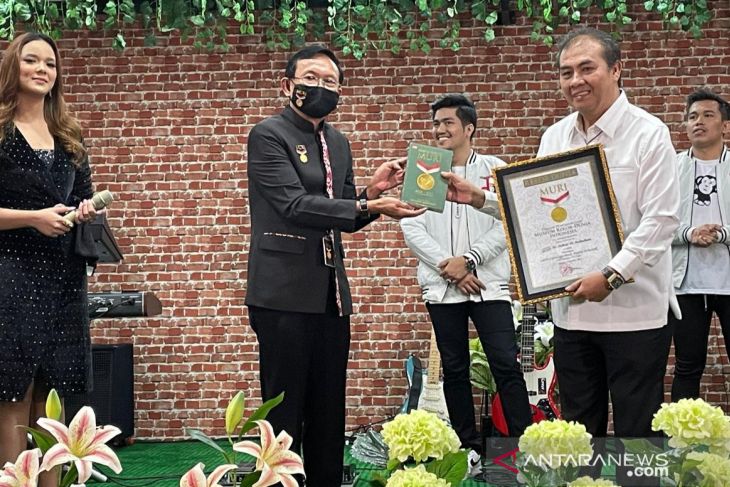 Tokoh Batak Sukur Nababan raih penghargaan MURI