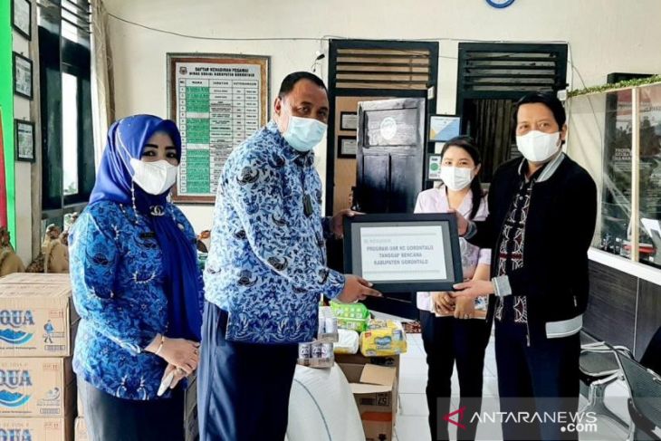 BPJS Kesehatan serahkan bantuan korban banjir di Kabupaten Gorontalo