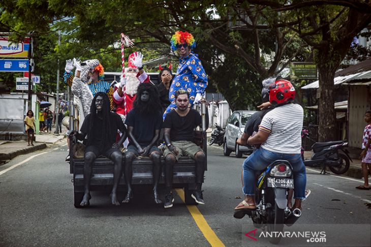 FOTO - Tradisi Santa Claus Sambut Natal di Ambon