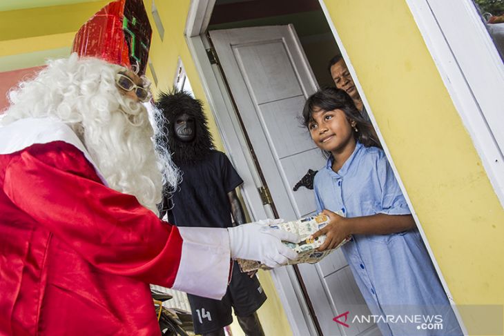 FOTO - Tradisi Santa Claus Sambut Natal di Ambon