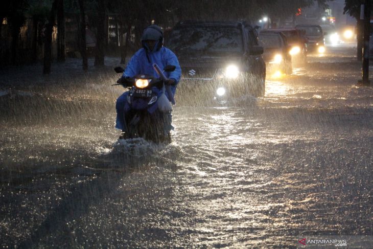 Hujan lebat diprakirakan turun di sejumlah kota