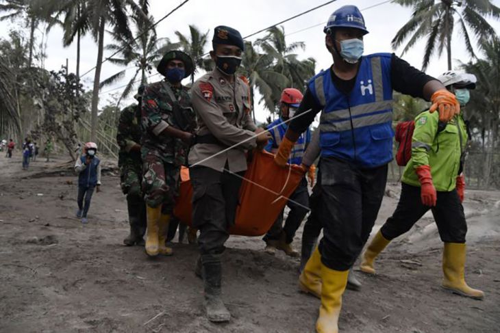 Evakuasi korban erupsi Gunung Semeru