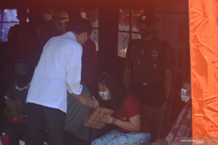Jokowi beri santunan keluarga korban meninggal akibat bencana Semeru