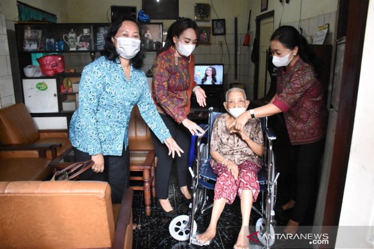 K3S Denpasar serahkan bantuan alat kesehatan kepada lansia dan disabilitas