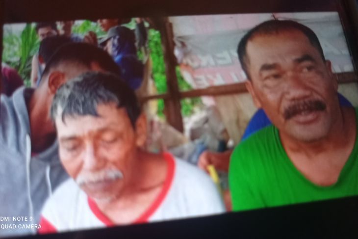 Perahu karam diterjang badai, dua nelayan Lebak selamat