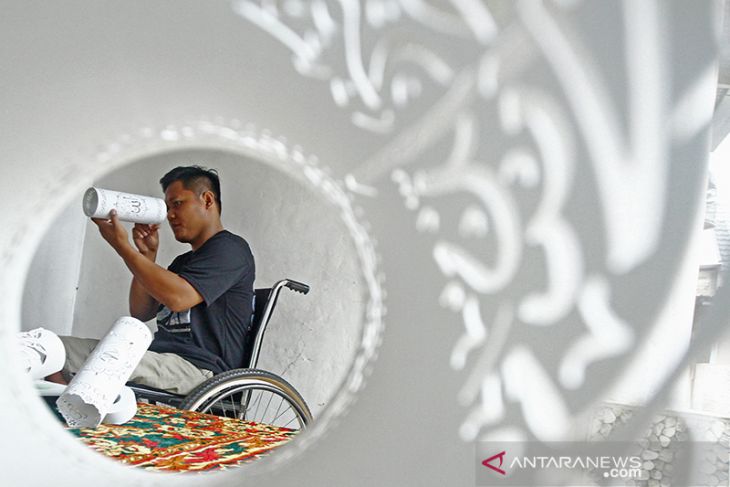 Kerajinan lampion buatan penyandang disabilitas 