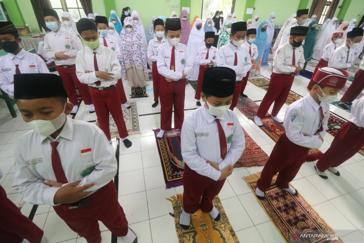 SHOLAT GHAIB KORBAN ERUPSI SEMERU