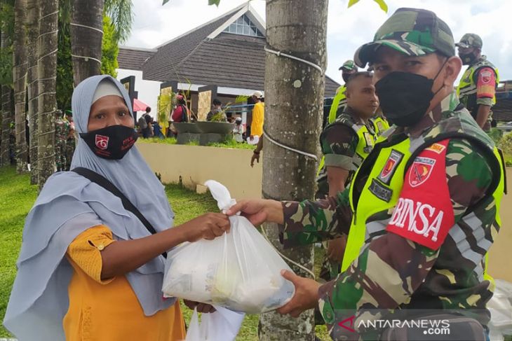 Kodim 1504 bagikan sembako untuk warga Ambon yang ikut vaksinasi COVID-19 begini penjelasannya