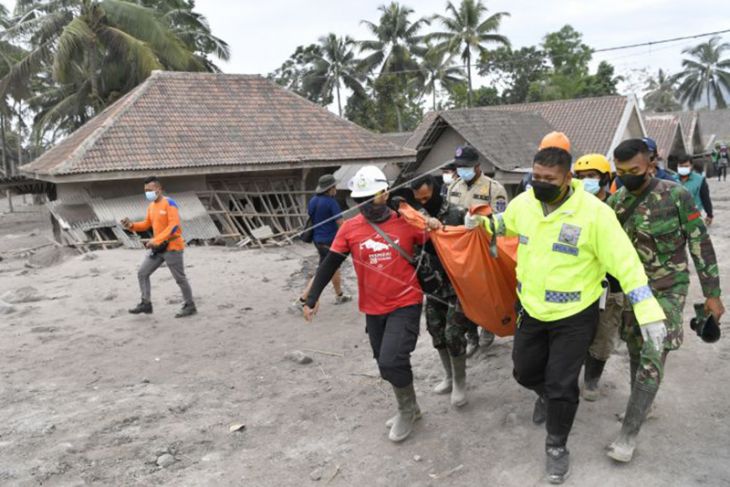 Evakuasi Korban Erupsi Gunung Semeru