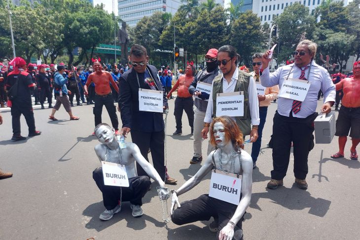Buruh gelar aksi teatrikal manusia silver begini tuntutannya