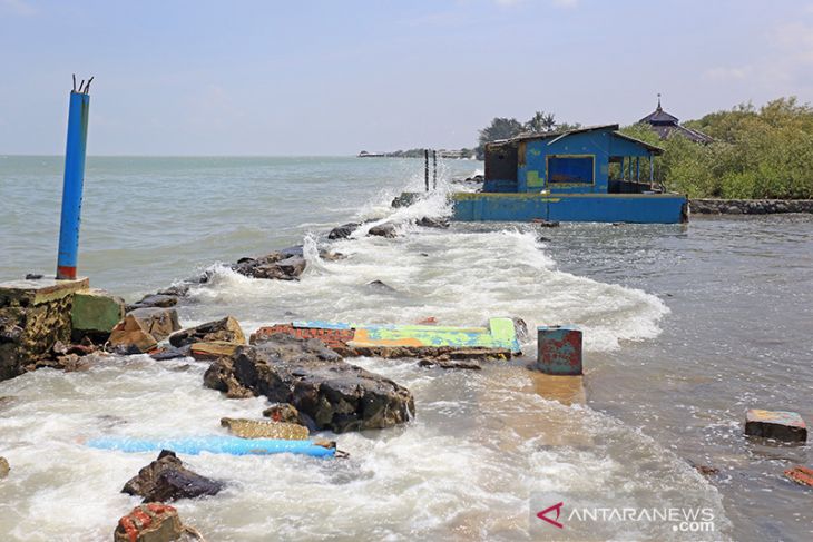 Dampak banjir rob Pantura