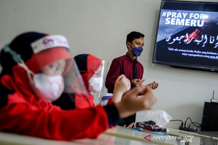 Doa bersama untuk korban Semeru di sekolah 