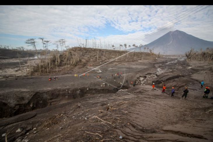 Pencarian korban letusan Gunung Semeru