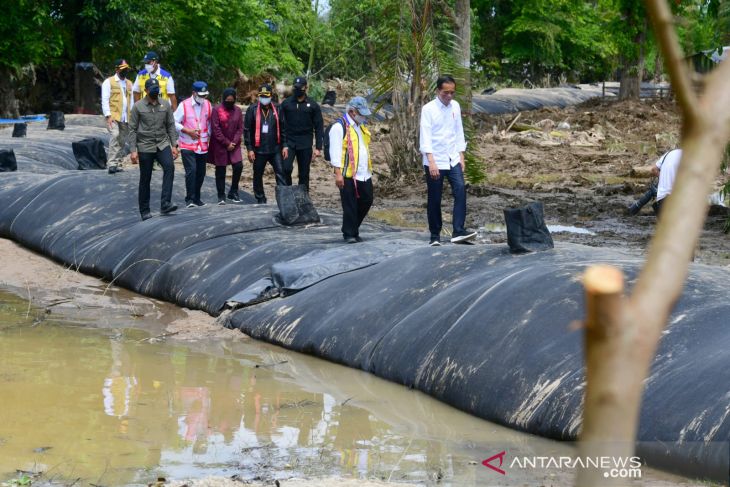 Jokowi inspects construction of flood mitigation embankment in Sintang