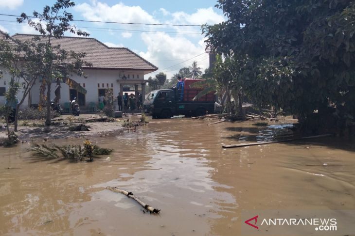 Dusun Kamar Kajang terendam banjir akibat  sungai tertutup material lahar Semeru