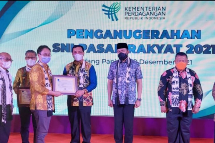 Wali kota terima sertifikat SNI Pasar Bauntung Banjarbaru
