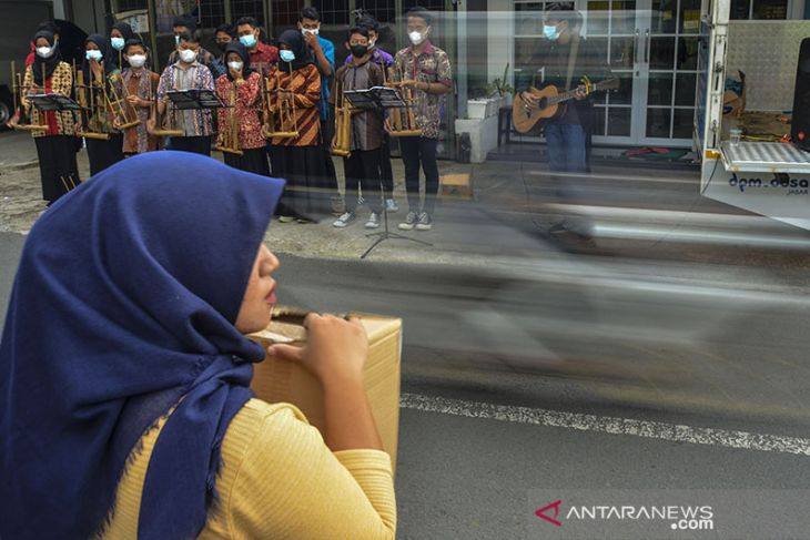 Pementasan seni Angklung untuk korban erupsi Semeru 