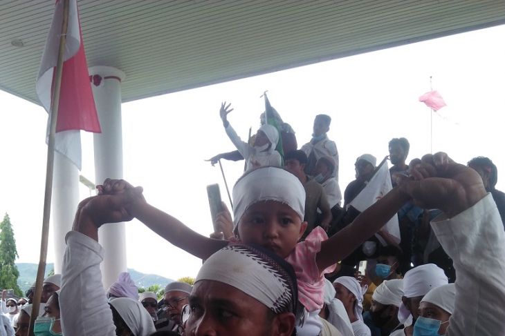 Ratusan pengungsi Pelauw bertahan di gedung DPRD Maluku