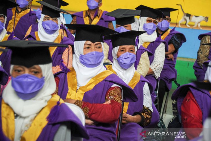 Wisuda sekolah lansia di Bandung 