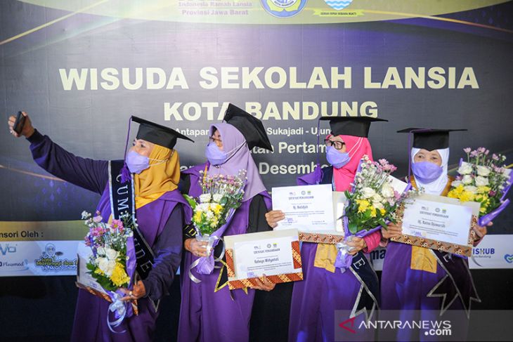 Wisuda sekolah lansia di Bandung 