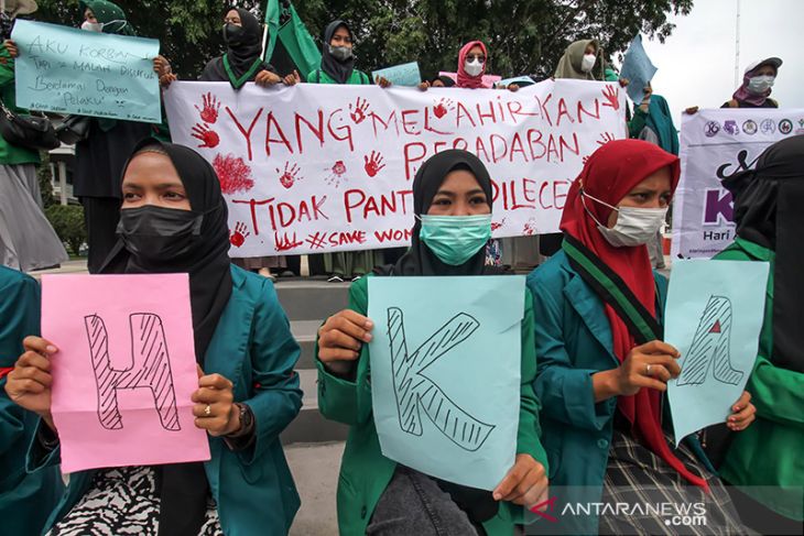 Aksi protes kekerasan seksual terhadap perempuan