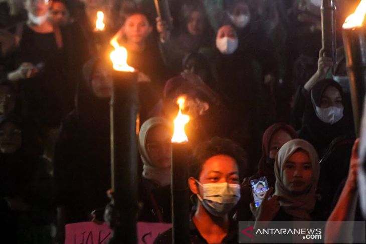 Pawai obor peringati hari HAM sedunia