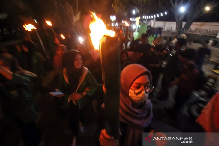 Pawai obor peringati hari HAM sedunia