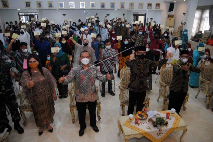 Penyerahan buku nikah massal gratis di Bogor
