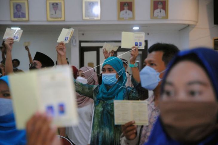 Penyerahan buku nikah massal gratis di Bogor