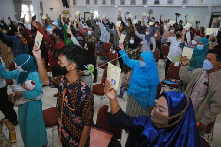 Penyerahan buku nikah massal gratis di Bogor