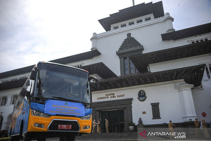 Penyerahan bus karyawan oleh Gubernur Jawa Barat 