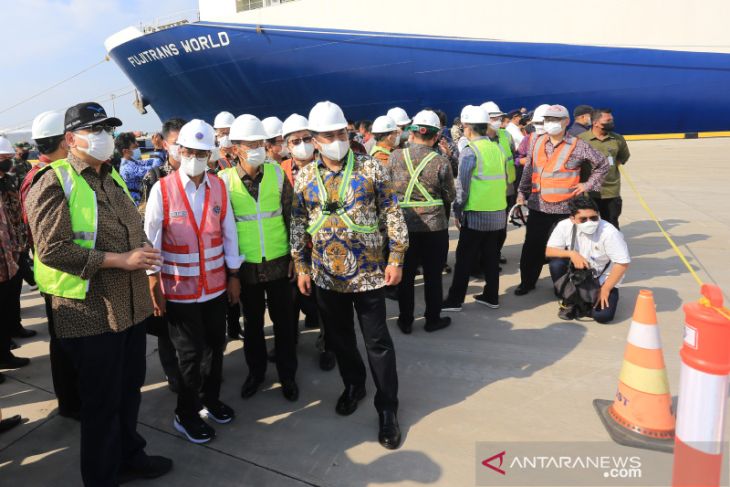 Ekspor perdana kendaraan pelabuhan Patimban 