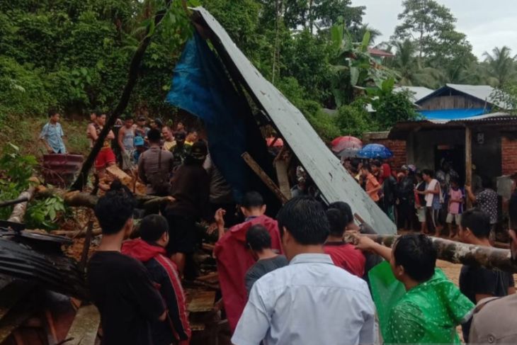 Satu korban meninggal tertimbun  longsor di Kota Gunungsitoli