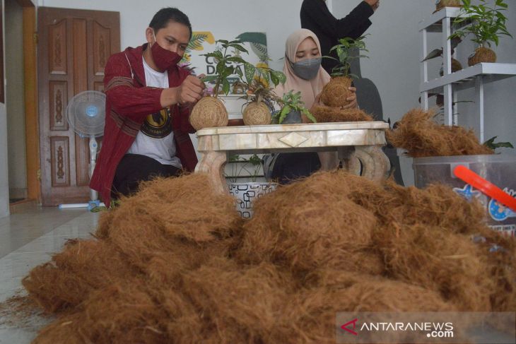 Umkm Pot Bunga Dari Sabut Kelapa Antara News Aceh