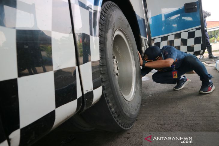 Pemeriksaan Kelaikan Bus di Jombang