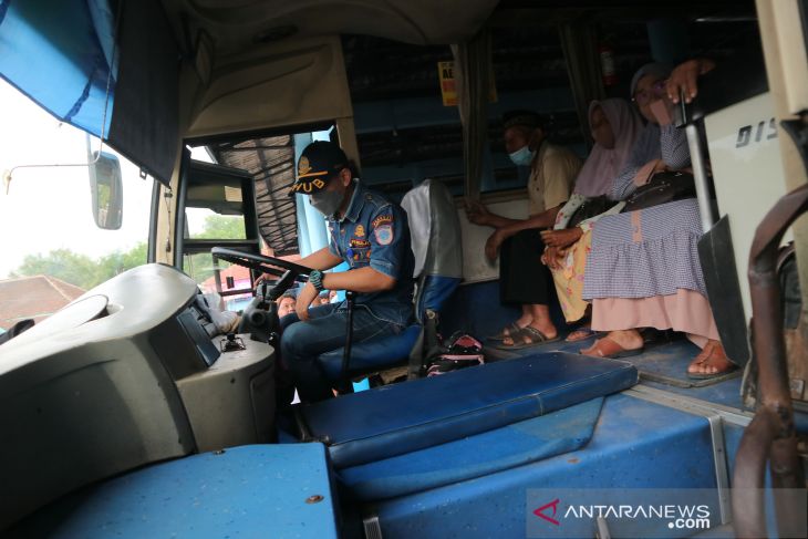 Pemeriksaan Kelaikan Bus di Jombang