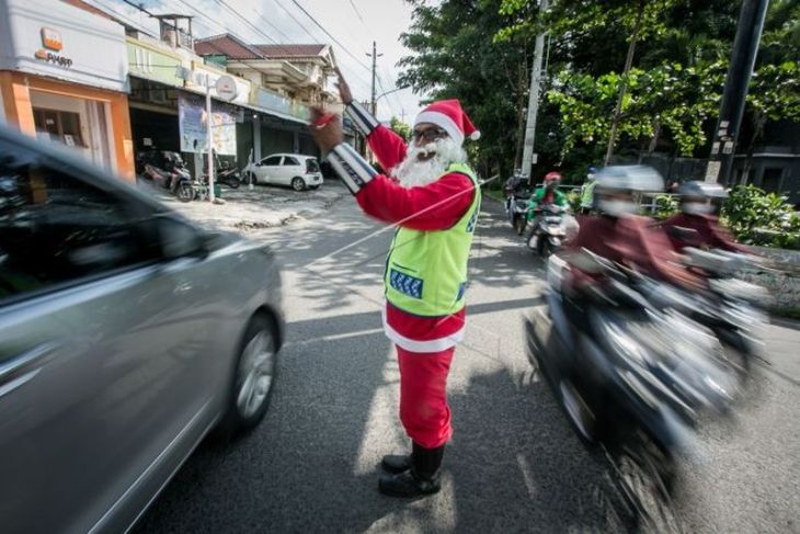 Supeltas berkostum sinterklas