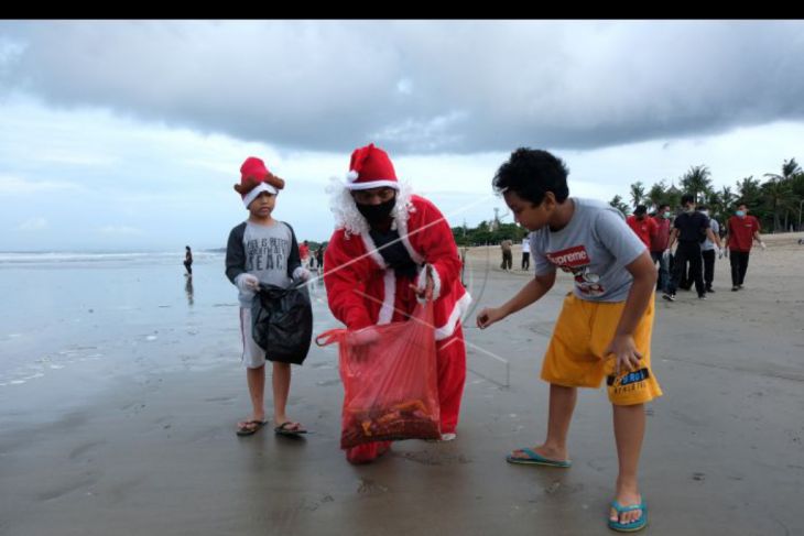 Sinterklas bersih-bersih pantai