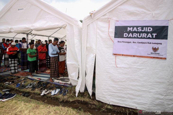 Shalat Jumat di Masjid Darurat Pengungsian Semeru