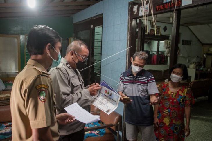 Penempelan stiker rumah pendatang mudik