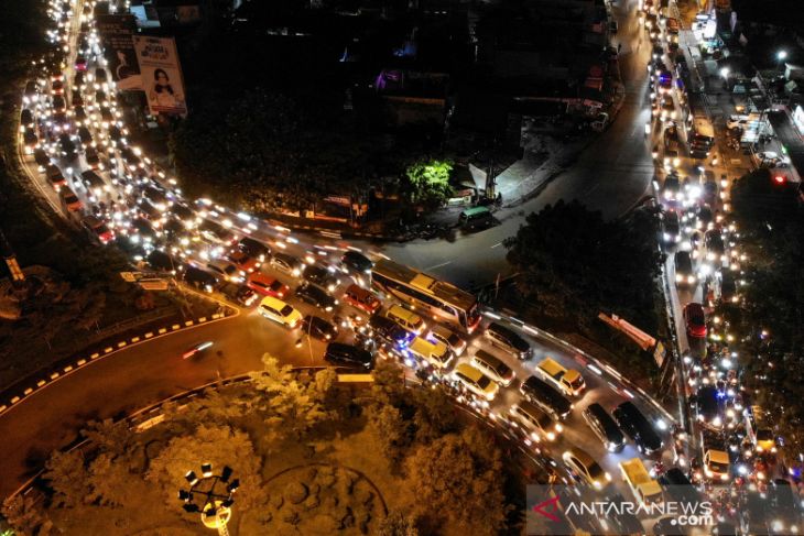 Kemacetan Bunderan Cibiru di Bandung jelang pergantian tahun